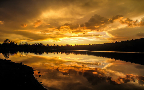Atardecer dorado reflejandose sobre un lago