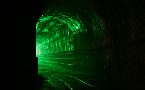 Túnel con luz verde