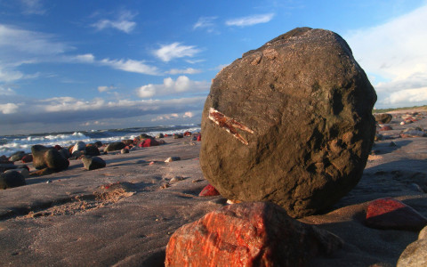 Olas golpeando rocas a la orilla de la playa
