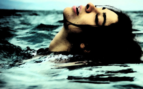 Voceto de una chica en el agua