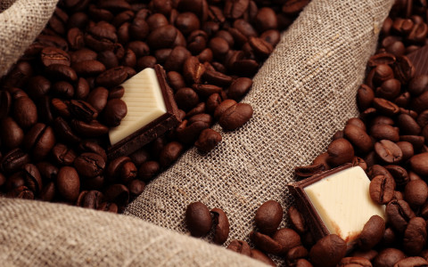 Chocolate y granos de café