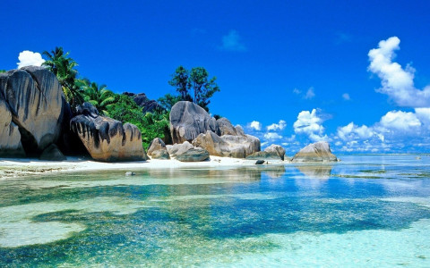 Playa con rocas y agua cristalina, Fondo de Pantalla y Escritorio HD Gratis