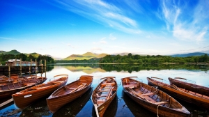 Canoas en el lago