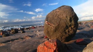 Olas golpeando rocas a la orilla de la playa