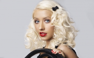 Christina Aguilera con labios rojos
