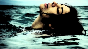 Voceto de una chica en el agua