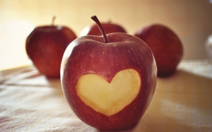 Corazón en una manzana