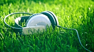 Audífonos en la grama