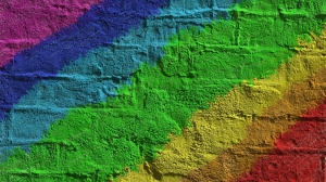 Muro de ladrillos con los colores del arcoiris
